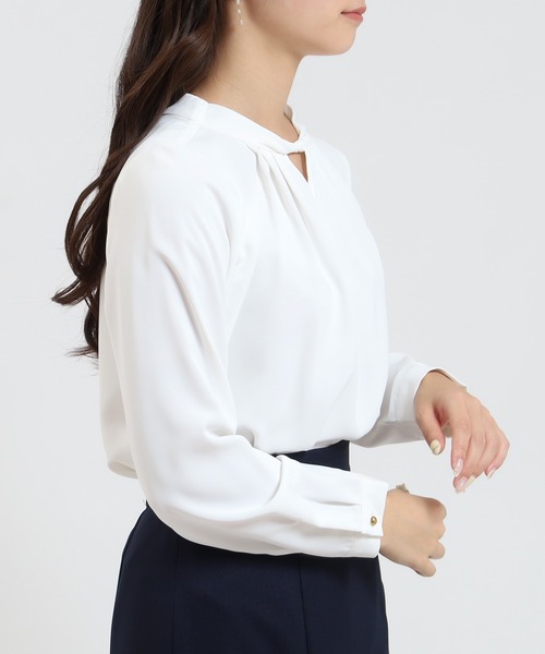 TRUDEA(トルディア)の「とろみ素材 ツイストネックブラウス(シャツ/ブラウス・レディース・ブルーグリーン/ブラウン/ホワイト/ベージュ・SMALL/MEDIUM/LARGE)」の12枚目の写真