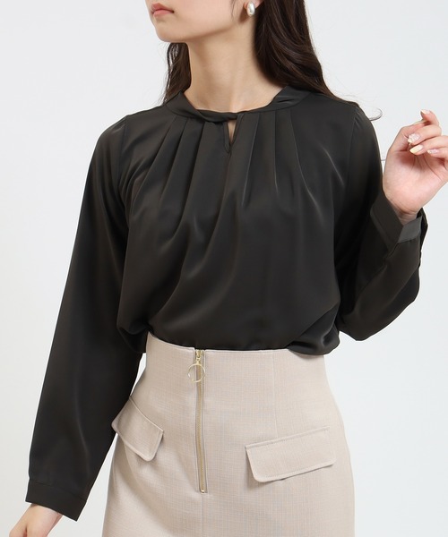 TRUDEA(トルディア)の「とろみ素材 ツイストネックブラウス(シャツ/ブラウス・レディース・ブルーグリーン/ブラウン/ホワイト/ベージュ・SMALL/MEDIUM/LARGE)」の5枚目の写真