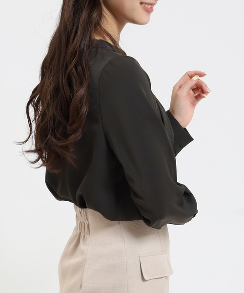TRUDEA(トルディア)の「とろみ素材 ツイストネックブラウス(シャツ/ブラウス・レディース・ブルーグリーン/ブラウン/ホワイト/ベージュ・SMALL/MEDIUM/LARGE)」の7枚目の写真