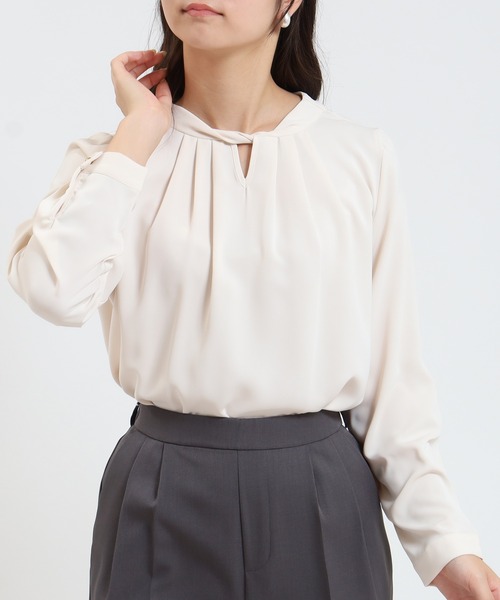 TRUDEA(トルディア)の「とろみ素材 ツイストネックブラウス(シャツ/ブラウス・レディース・ブルーグリーン/ブラウン/ホワイト/ベージュ・SMALL/MEDIUM/LARGE)」の16枚目の写真