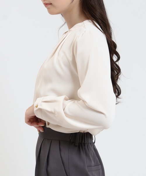 TRUDEA(トルディア)の「とろみ素材 ツイストネックブラウス(シャツ/ブラウス・レディース・ブルーグリーン/ブラウン/ホワイト/ベージュ・SMALL/MEDIUM/LARGE)」の17枚目の写真