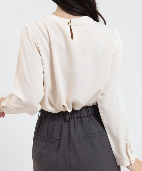 TRUDEA(トルディア)の「とろみ素材 ツイストネックブラウス(シャツ/ブラウス・レディース・ブルーグリーン/ブラウン/ホワイト/ベージュ・SMALL/MEDIUM/LARGE)」の18枚目の写真