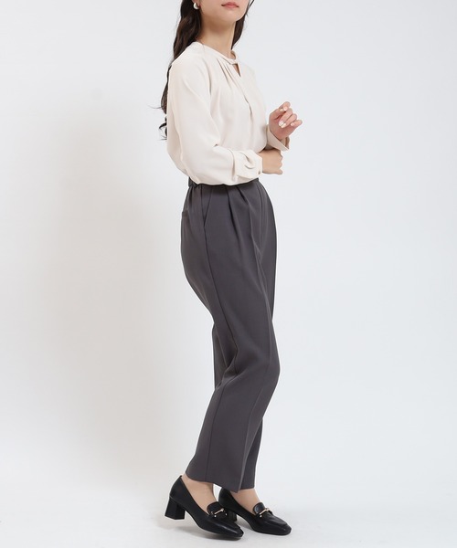 TRUDEA(トルディア)の「とろみ素材 ツイストネックブラウス(シャツ/ブラウス・レディース・ブルーグリーン/ブラウン/ホワイト/ベージュ・SMALL/MEDIUM/LARGE)」の21枚目の写真