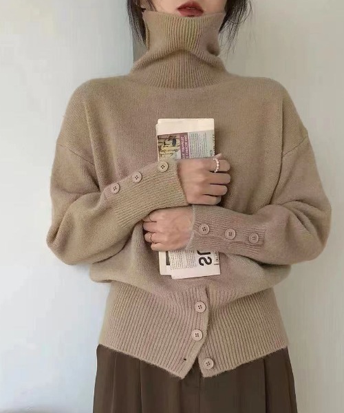 GEMEDA(ジェメダ)の「タートルネックウエストボタンニットトップス(ニット/セーター・レディース・ベージュ/グレー/オフホワイト/ブラック・M)」の4枚目の写真
