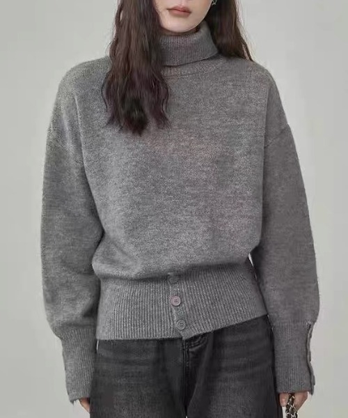 GEMEDA(ジェメダ)の「タートルネックウエストボタンニットトップス(ニット/セーター・レディース・ベージュ/グレー/オフホワイト/ブラック・M)」の1枚目の写真