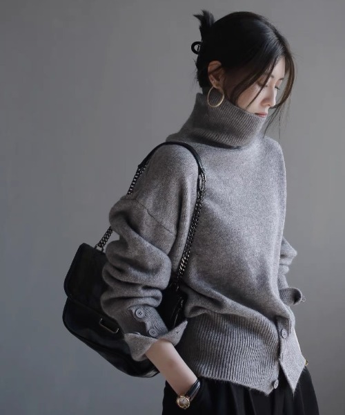 GEMEDA(ジェメダ)の「タートルネックウエストボタンニットトップス(ニット/セーター・レディース・ベージュ/グレー/オフホワイト/ブラック・M)」の6枚目の写真