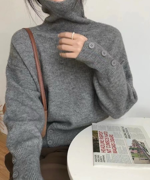 GEMEDA(ジェメダ)の「タートルネックウエストボタンニットトップス(ニット/セーター・レディース・ベージュ/グレー/オフホワイト/ブラック・M)」の13枚目の写真