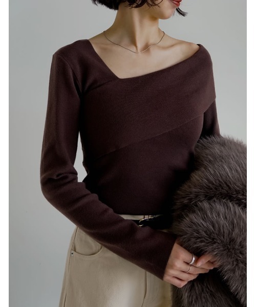 Re:EDIT(リエディ)の「アシンメトリーネックニットトップス(ニット/セーター・レディース・ブラック/アイボリー/モカ/ネイビー/グレー/ダークブラウン/ボルドー・MEDIUM/LARGE)」の4枚目の写真