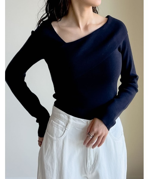 Re:EDIT(リエディ)の「アシンメトリーネックニットトップス(ニット/セーター・レディース・ブラック/アイボリー/モカ/ネイビー/グレー/ダークブラウン/ボルドー・MEDIUM/LARGE)」の22枚目の写真