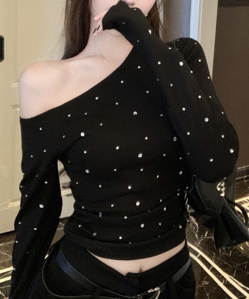 ROGER AND RAW(ロジャーアンドロウ)の「ワンショルダーラインストーンカットソー(Tシャツ/カットソー・レディース・ブラック/ホワイト・FREE)」の2枚目の写真