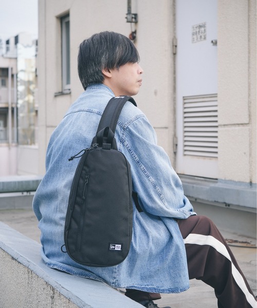 NEW ERA(ニューエラ)の「【NEW ERA/ニューエラ】BODY BAG(ボディバッグ/ウエストポーチ・メンズ・ストーン/ブラック/ブラック系その他・FREE)」の1枚目の写真