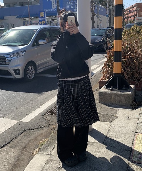 anyonemore（エニワンモア）の「チェック柄アンバランスミディスカート（スカート・レディース・ブラック・FREE）」の7枚目の写真