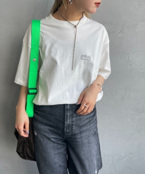 Manhattan Portage（マンハッタンポーテージ）の「[MANHATTAN PORTAGE/マンハッタンポーテージ] スカイラインワンポイントロゴ ショートスリーブTシャツ（Tシャツ/カットソー・レディース・ホワイト/ライトグレー/ブラック・S/M/L/XL）」の5枚目の写真