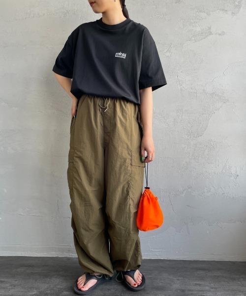 Manhattan Portage（マンハッタンポーテージ）の「[MANHATTAN PORTAGE/マンハッタンポーテージ] スカイラインワンポイントロゴ ショートスリーブTシャツ（Tシャツ/カットソー・レディース・ホワイト/ライトグレー/ブラック・S/M/L/XL）」の8枚目の写真