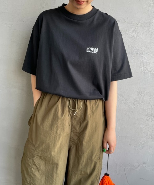 Manhattan Portage（マンハッタンポーテージ）の「[MANHATTAN PORTAGE/マンハッタンポーテージ] スカイラインワンポイントロゴ ショートスリーブTシャツ（Tシャツ/カットソー・レディース・ホワイト/ライトグレー/ブラック・S/M/L/XL）」の15枚目の写真