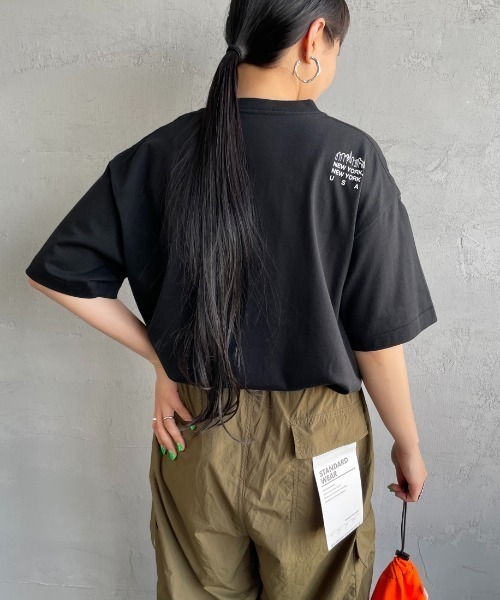 Manhattan Portage（マンハッタンポーテージ）の「[MANHATTAN PORTAGE/マンハッタンポーテージ] スカイラインワンポイントロゴ ショートスリーブTシャツ（Tシャツ/カットソー・レディース・ホワイト/ライトグレー/ブラック・S/M/L/XL）」の14枚目の写真