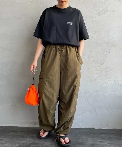 Manhattan Portage（マンハッタンポーテージ）の「[MANHATTAN PORTAGE/マンハッタンポーテージ] スカイラインワンポイントロゴ ショートスリーブTシャツ（Tシャツ/カットソー・レディース・ホワイト/ライトグレー/ブラック・S/M/L/XL）」の13枚目の写真