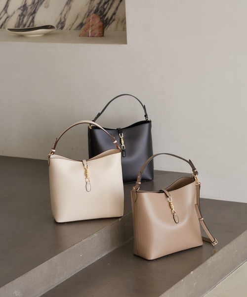 VIS（ビス）の「【2WAY】3層ワンショルダーホーボーバッグ（トートバッグ・レディース・ブラック/ベージュ系その他/キナリ・FREE）」の4枚目の写真