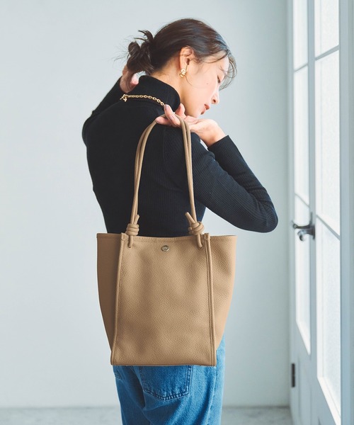 Breath TOPKAPI(ブレストプカピ)の「【Breath TOPKAPI】シュリンクレザー ノットハンドル トートバッグ(トートバッグ・レディース・ホワイト/ブラック/グレイッシュベージュ/クリーム・FREE)」の4枚目の写真