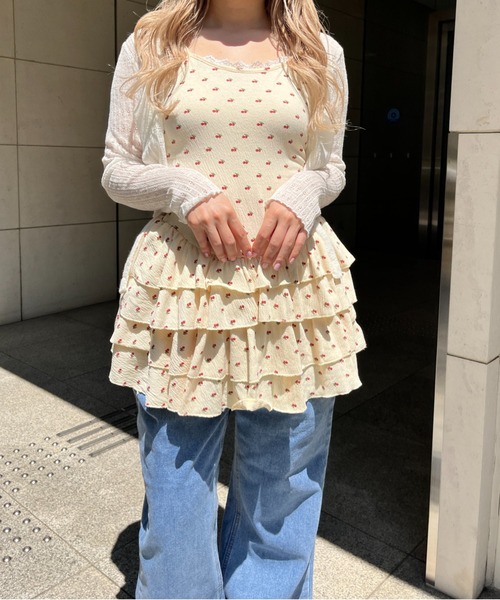 MORE self LOVE（モアセルフラブ）の「チェリーティアードワンピース（ワンピース・レディース・オフホワイト/ベージュ・FREE）」の2枚目の写真