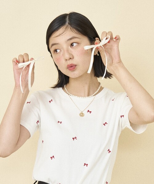 FREAK'S STORE(フリークスストア)の「ミニリボン刺繍Tシャツ(Tシャツ/カットソー・レディース・ブラック/グレー/オフホワイト・フリ-)」の2枚目の写真