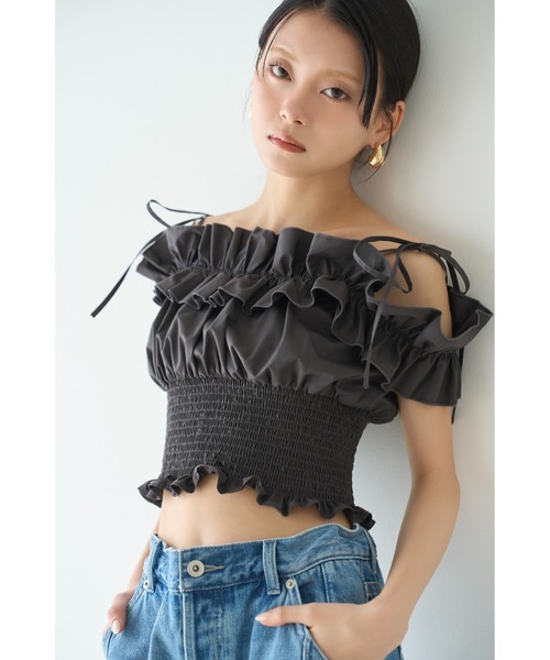 完売色♥️新品タグ付き✨ LILY BROWN 2wayデコルテフリルトップス LILY BROWN（リリーブラウン）の「2wayデコルテフリルトップス（シャツ