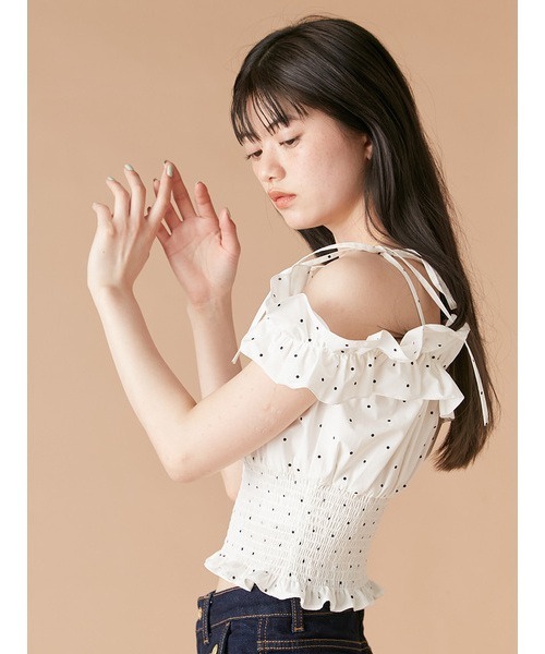 LILY BROWN（リリーブラウン）の「2wayデコルテフリルトップス（シャツ