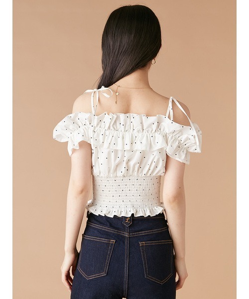 完売色♥️新品タグ付き✨ LILY BROWN 2wayデコルテフリルトップス LILY BROWN（リリーブラウン）の「2wayデコルテフリルトップス（シャツ