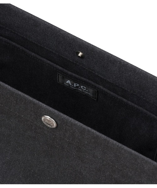 A.P.C.(アーペーセー)の「BESACE JOURNAL ショルダーバッグ /キャンバス素材(ショルダーバッグ・メンズ・ブラック/カーキ・ONESIZE)」の5枚目の写真