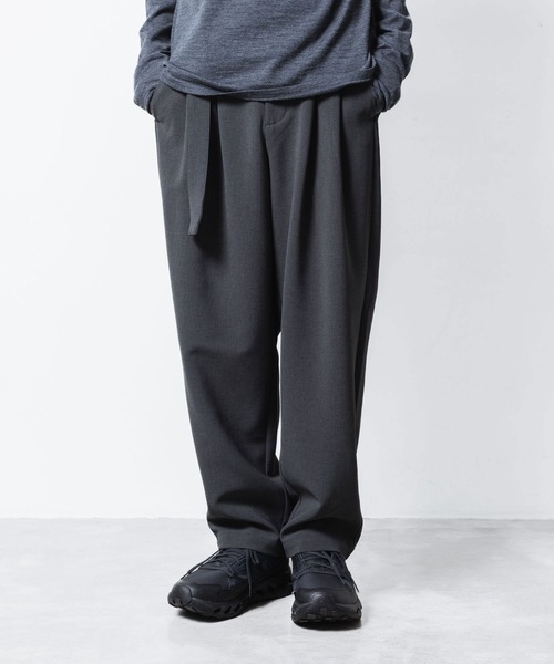ATTACHMENT（アタッチメント）の「PE ストレッチダブルクロス ベルテッド ワイドテーパードトラウザーズ / PE STRETCH DOUBLE CLOTH BELTED WIDE TAPERD TROUSERS（スラックス・メンズ・ダークグレー/カーキ系/グレー/ブラック・3/2/1）」の3枚目の写真