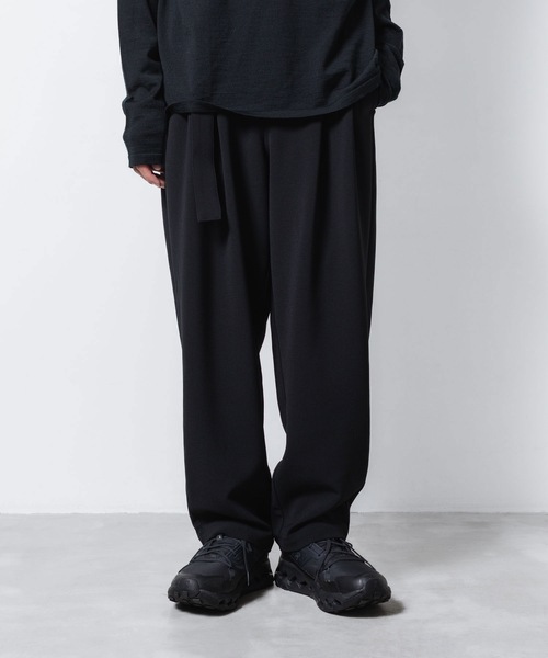 ATTACHMENT（アタッチメント）の「PE ストレッチダブルクロス ベルテッド ワイドテーパードトラウザーズ / PE STRETCH DOUBLE CLOTH BELTED WIDE TAPERD TROUSERS（スラックス・メンズ・ダークグレー/カーキ系/グレー/ブラック・3/2/1）」の2枚目の写真