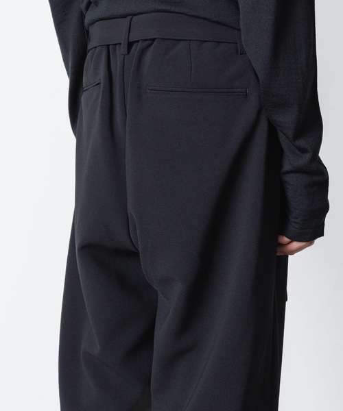 ATTACHMENT（アタッチメント）の「PE ストレッチダブルクロス ベルテッド ワイドテーパードトラウザーズ / PE STRETCH DOUBLE CLOTH BELTED WIDE TAPERD TROUSERS（スラックス・メンズ・ダークグレー/カーキ系/グレー/ブラック・3/2/1）」の19枚目の写真