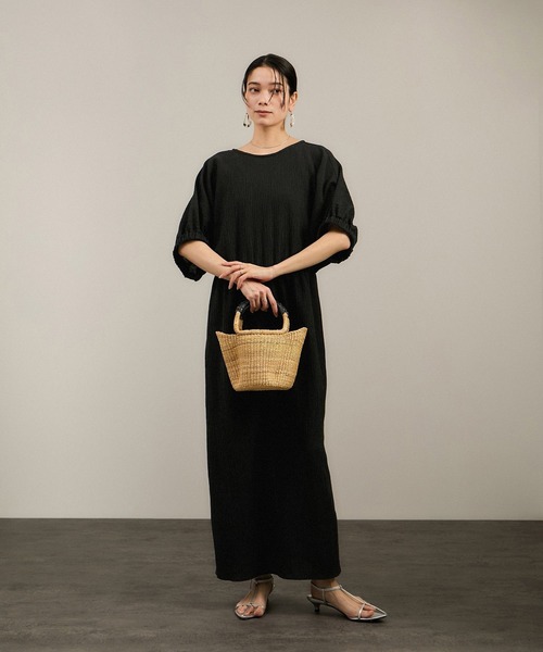 SALON adam et rope'（サロン アダム エ ロペ）の「ヘンプコットンバックVネックワンピース［ドライタッチ・洗える］（ワンピース・レディース・オフホワイト/ブラック・FREE）」の4枚目の写真