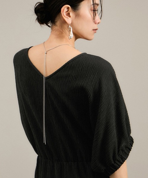 SALON adam et rope'（サロン アダム エ ロペ）の「ヘンプコットンバックVネックワンピース［ドライタッチ・洗える］（ワンピース・レディース・オフホワイト/ブラック・FREE）」の7枚目の写真