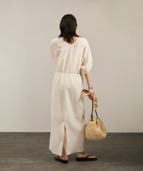 SALON adam et rope'（サロン アダム エ ロペ）の「ヘンプコットンバックVネックワンピース［ドライタッチ・洗える］（ワンピース・レディース・オフホワイト/ブラック・FREE）」の9枚目の写真