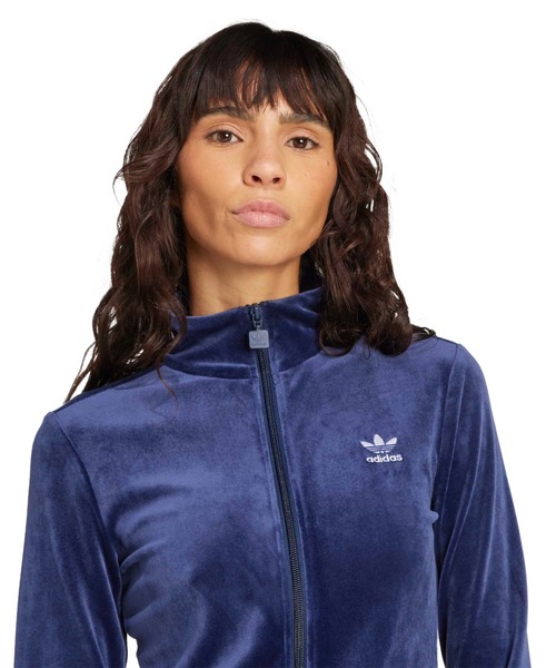 adidas(アディダス)の「adidas Essentials Velvet Fitted Track Top / アディダス エッセンシャルズ ベルベット フィッティド トラックトップ(ジャージ・レディース・インディゴブルー・L/M/S)」の5枚目の写真