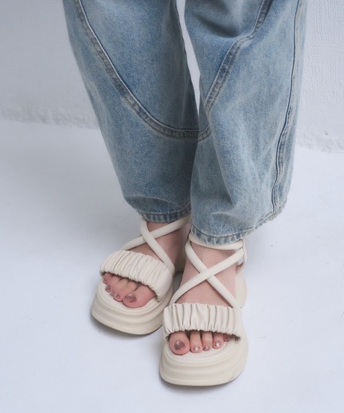 mellowneon（メロウネオン）の「厚底ギャザーサンダル（サンダル・レディース・アイボリー/ブラック・SMALL/MEDIUM/LARGE）」の5枚目の写真