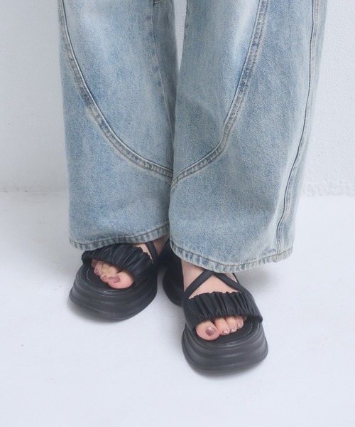 mellowneon（メロウネオン）の「厚底ギャザーサンダル（サンダル・レディース・アイボリー/ブラック・SMALL/MEDIUM/LARGE）」の11枚目の写真