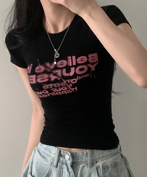 HALEY PESCA(ヘーリーペスカ)の「HALEY PESCA/フロントロゴ グラフィックプリントTシャツ(Tシャツ/カットソー・レディース・ブラック/ホワイト・MEDIUM/SMALL)」の2枚目の写真