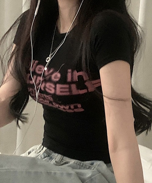 HALEY PESCA(ヘーリーペスカ)の「HALEY PESCA/フロントロゴ グラフィックプリントTシャツ(Tシャツ/カットソー・レディース・ブラック/ホワイト・MEDIUM/SMALL)」の7枚目の写真