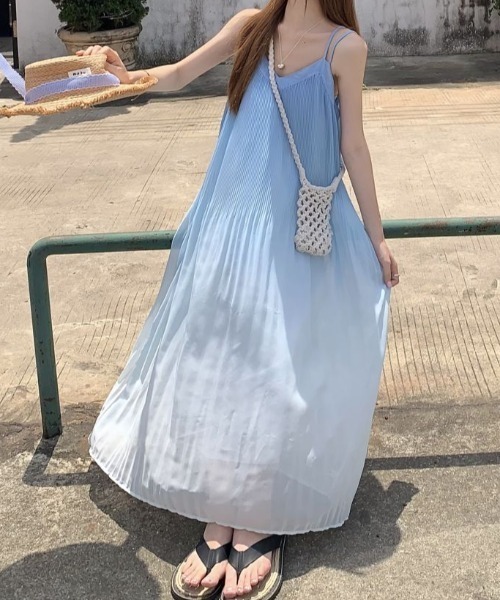 FAVORITO(ファヴォリート)の「グラデーションカラーキャミワンピース(ワンピース・レディース・ブルー・F)」の4枚目の写真