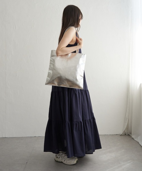 VENCEEXCHANGE（ヴァンスエクスチェンジ）の「メタリックA4フラットトートバッグ（トートバッグ・レディース・ブラック/シルバー/その他1/その他2・FREE）」の6枚目の写真