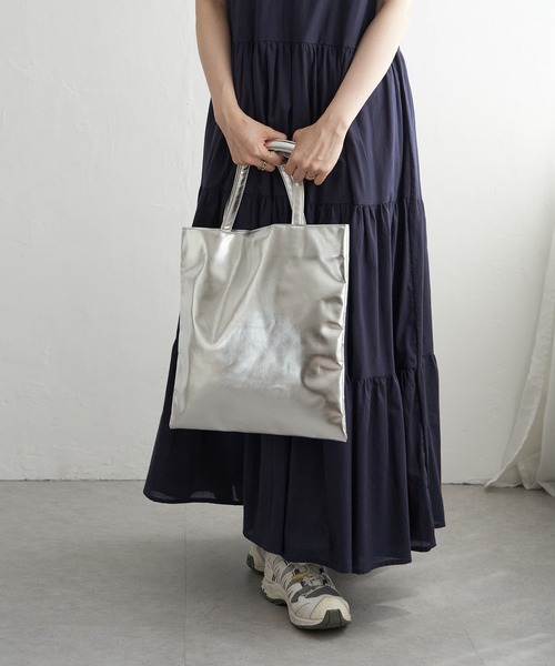 VENCEEXCHANGE（ヴァンスエクスチェンジ）の「メタリックA4フラットトートバッグ（トートバッグ・レディース・ブラック/シルバー/その他1/その他2・FREE）」の5枚目の写真