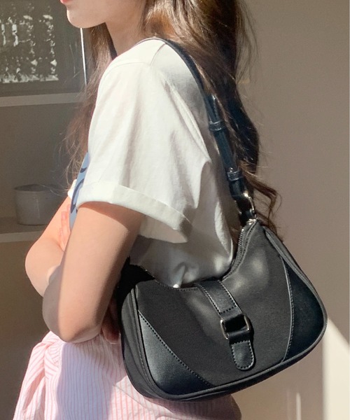 FINEnough(ファインナフ)の「合皮切り替え2WAYショルダーバッグ(ショルダーバッグ・レディース・グレー/ブラック/グリーン/アイボリー/モカ・FREE)」の11枚目の写真