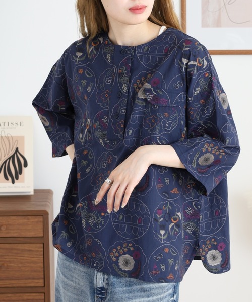 Emago（イマゴ）の「EMAGO リメイク総柄刺繍ブラウス（シャツ/ブラウス・レディース・ネイビー/ホワイト・FREE）」の2枚目の写真