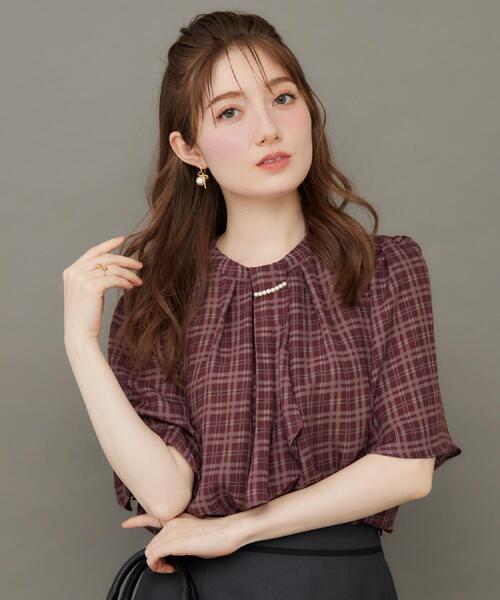 couture brooch(クチュールブローチ)の「【着映え・5分袖・通勤】パール調タイチェックプリントブラウス(シャツ/ブラウス・レディース・ベージュ系/ワイン系1・36/38/40/42)」の2枚目の写真