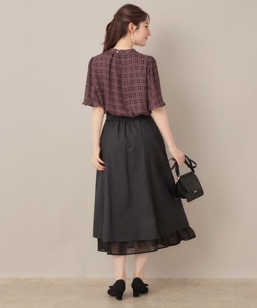 couture brooch(クチュールブローチ)の「【着映え・5分袖・通勤】パール調タイチェックプリントブラウス(シャツ/ブラウス・レディース・ベージュ系/ワイン系1・36/38/40/42)」の4枚目の写真