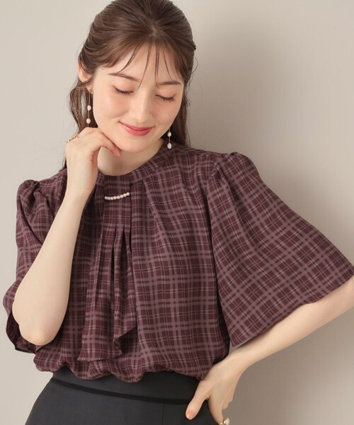 couture brooch(クチュールブローチ)の「【着映え・5分袖・通勤】パール調タイチェックプリントブラウス(シャツ/ブラウス・レディース・ベージュ系/ワイン系1・36/38/40/42)」の5枚目の写真