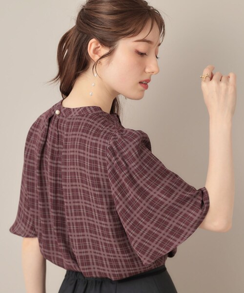 couture brooch(クチュールブローチ)の「【着映え・5分袖・通勤】パール調タイチェックプリントブラウス(シャツ/ブラウス・レディース・ベージュ系/ワイン系1・36/38/40/42)」の7枚目の写真