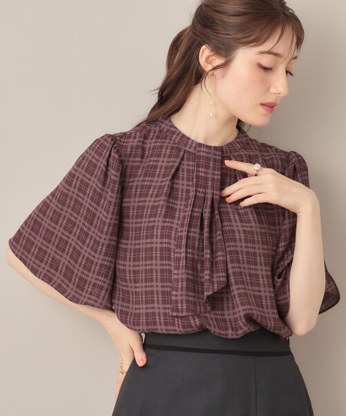 couture brooch(クチュールブローチ)の「【着映え・5分袖・通勤】パール調タイチェックプリントブラウス(シャツ/ブラウス・レディース・ベージュ系/ワイン系1・36/38/40/42)」の9枚目の写真